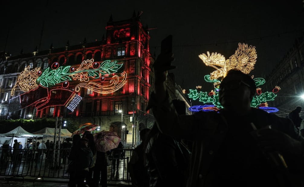 Encendido de luces conmemorativas del 216 aniversario de la independencia de México en el zócalo capitalino FOTOS Gabriel Pano El Universal