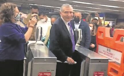 Adán Augusto cambia el avión por el Metro