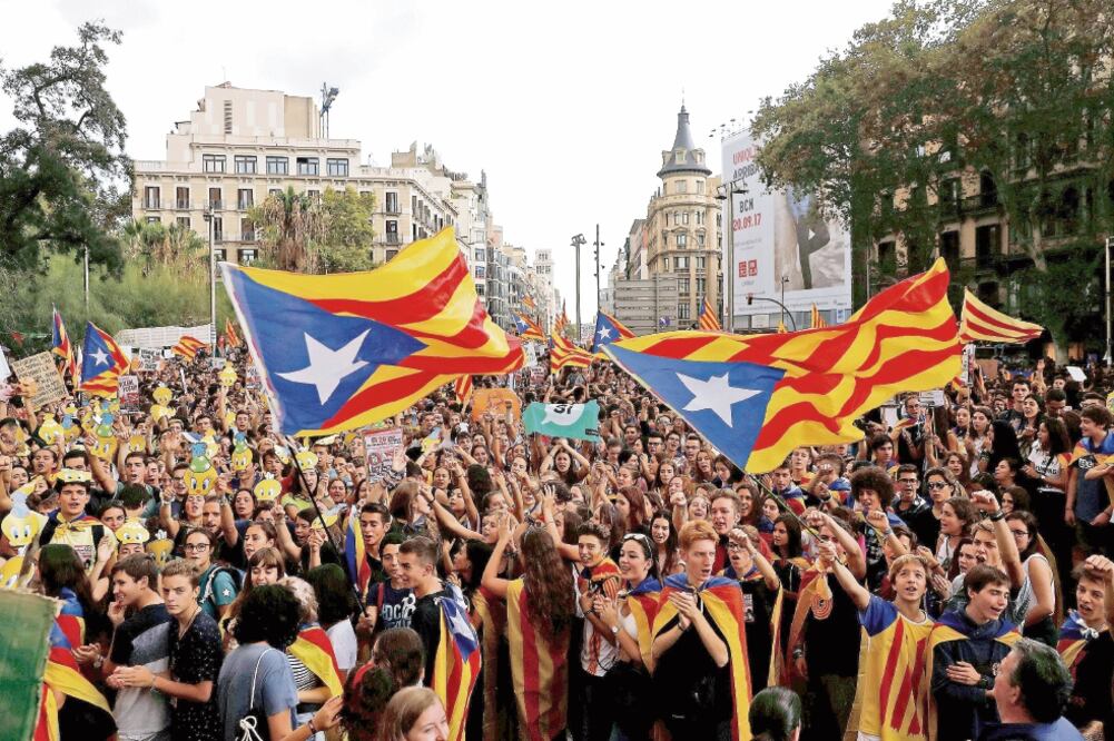 Estudiantes participan en Barcelona en una manifestación a favor del referéndum independentista de este domingo (JUAN MEDINA. REUTERS)