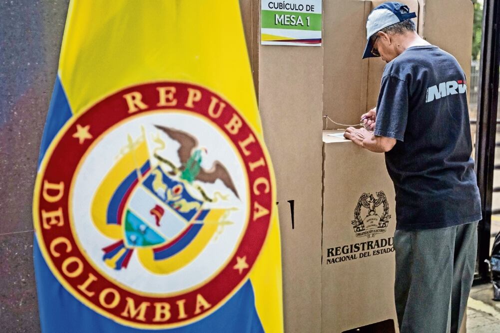 Un ciudadano se dispone a emitir su voto durante el plebiscito realizado el pasado domingo en Colombia (MIGUEL GUTIÉRREZ/EFE)