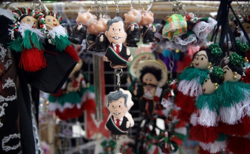 Llaveros de AMLO, virgencitas y banderas, lo más vendido en carritos de adornos patrios del Centro Histórico