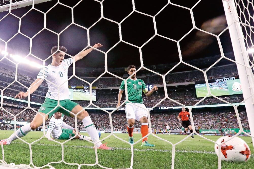 Carlos Vela mostró sangre fría para poner el 3-0. (JULIO CORTEZ. AP)