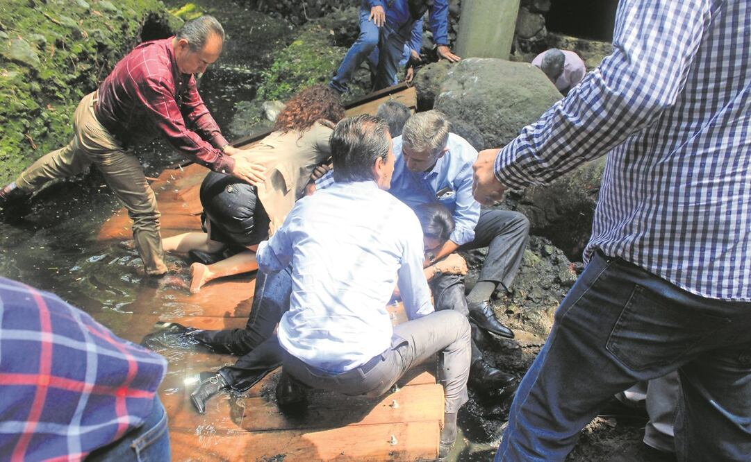 Autoridades municipales y estatales informaron que son por lo menos 20 los lesionados tras la caída del puente colgante, entre ellos una regidora con una fractura expuesta en un pie, así como un regidor. Foto: Especial.