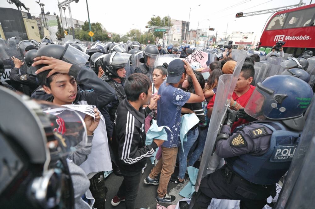 Una protesta contra los presuntos abusos de la policía en Tepito culminó en gresca entre los uniformados y manifestantes. (ALEJANDRA LEYVA. EL UNIVERSAL)