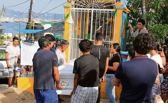 Sepultan a estudiante asesinada en ataque en Guerrero