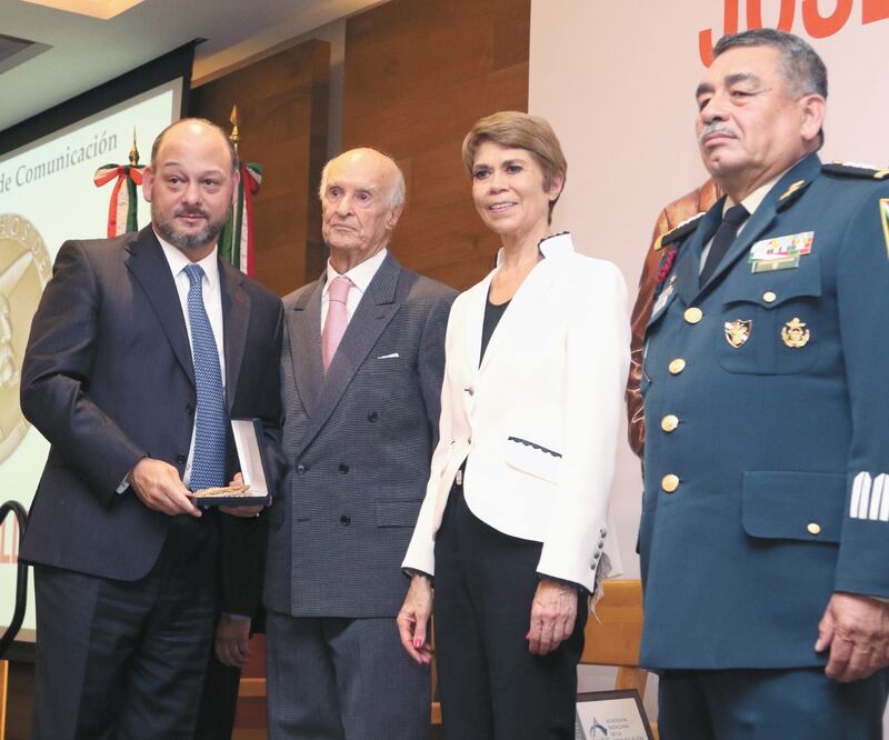 El columnista Javier Tejado Dondé, José Carral, Beatriz Pagés Llergo Rebollar y Dagoberto Espinoza, el subsecretario de la Sedena, en la entrega de los galardones. FOTOS: CARLOS MEJÍA. EL UNIVERSAL