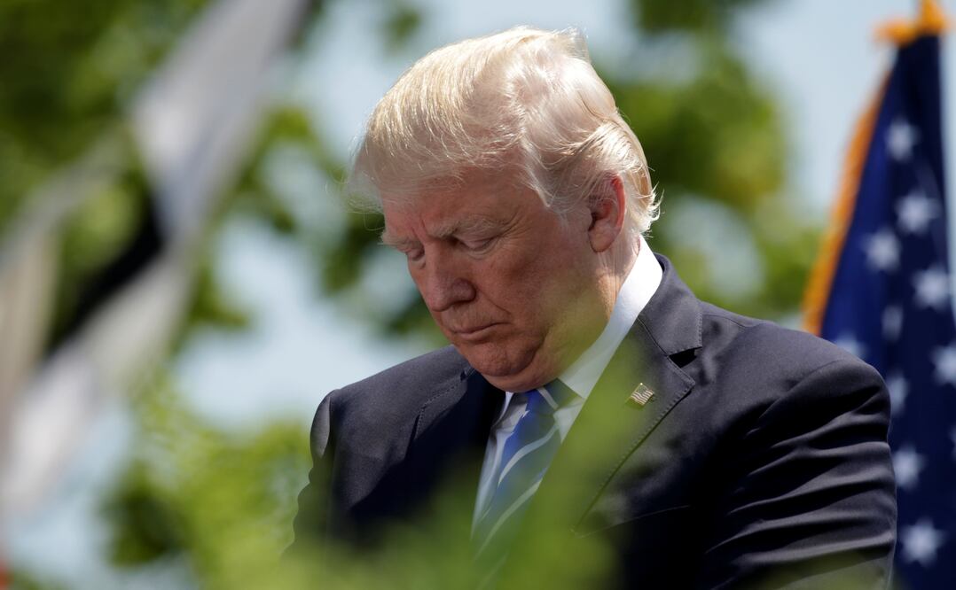 El presidente de EU, Donald Trump, posa con graduados de la Academia de Guardias Costeros en Connecticut, ayer. (KEVIN LAMARQUE. REUTERS)