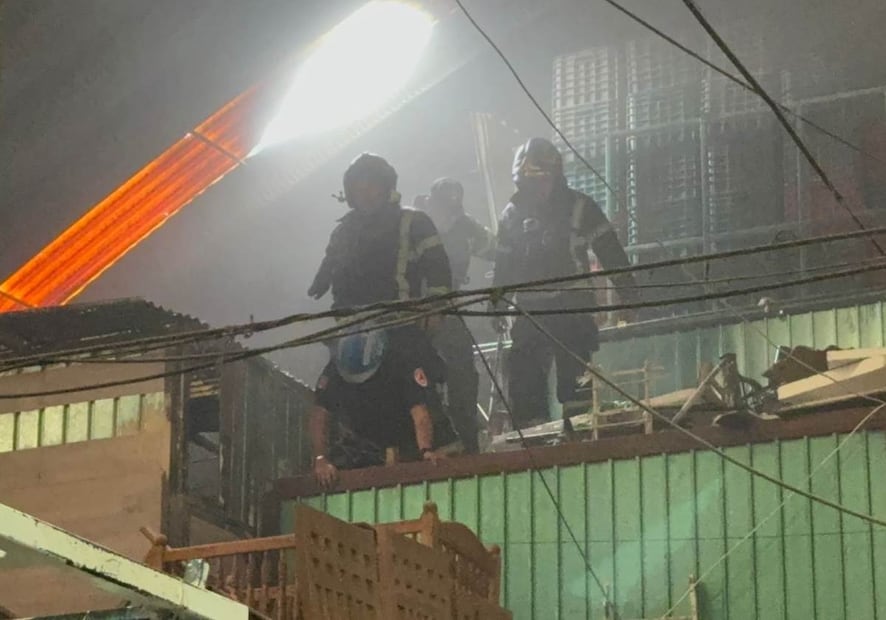 Los servicios de emergencia continúan en el sitio realizando labores de enfriamiento y remoción de escombros. Foto: Especial