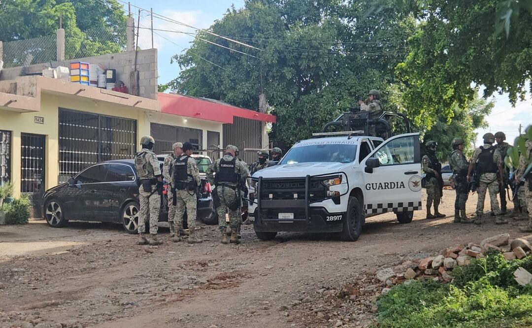 Operativo en Los Huizaches, Sinaloa; aseguran vehículos blindados, armas y granadas. Foto: Especial