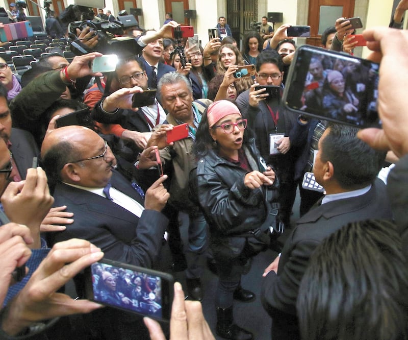 La activista Frida Guerrera encaró a Marco Antonio Olvera, quien pidió que ella fuera investigada por la Unidad de Inteligencia Financiera por promover el paro de mujeres. Foto: CARLOS MEJÍA. EL UNIVERSAL