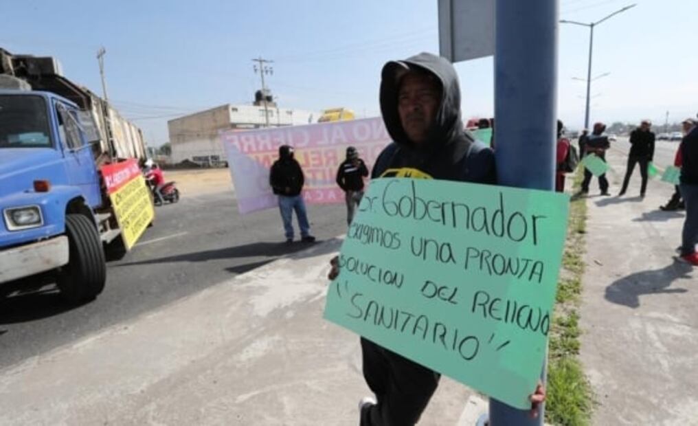 Bloquean carretera Naucalpan-Toluca por clausura de tiradero de San Miguel Mimiapan