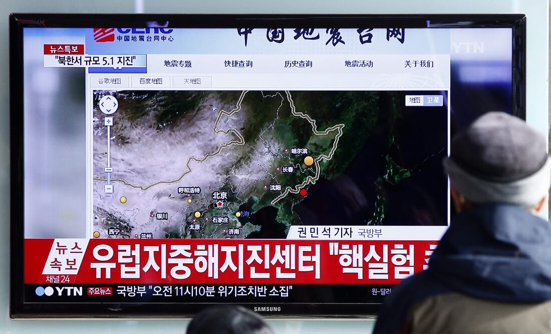 Varias personas ven la transmisión de televisión en Seúl (Corea del Sur) sobre las pruebas de la bomba de hidrógeno por parte de Corea del Norte (EFE)