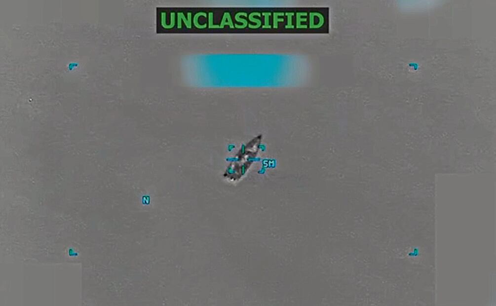 aptura de pantalla de un video publicado en la cuenta oficial de Truth Social (@realDonaldTrump) del presidente de Estados Unidos, Donald Trump, que muestra un ataque del Ejército estadounidense a una lancha en el Caribe. Foto: EFE