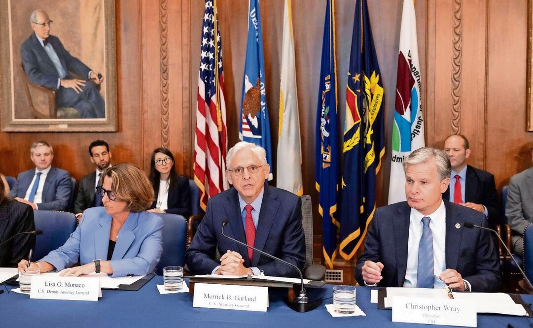 Lisa Monaco, subsecretaria de Justicia estadounidense; Merrick Garland, secretario de Justicia, y Christopher Wray, director del FBI, ayer en Washington. Foto: Roberto Schmidt | AFP