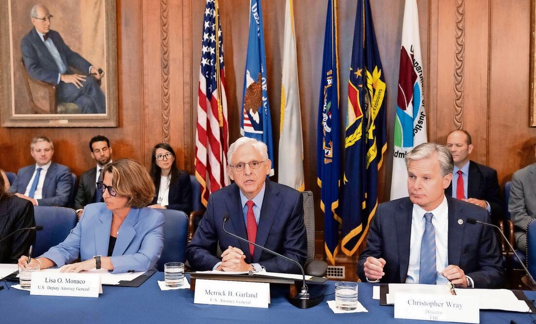Lisa Monaco, subsecretaria de Justicia estadounidense; Merrick Garland, secretario de Justicia, y Christopher Wray, director del FBI, ayer en Washington. Foto: Roberto Schmidt | AFP