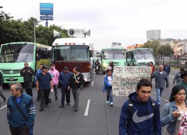 Transportistas paralizan circulación y afectan 6 vías principales