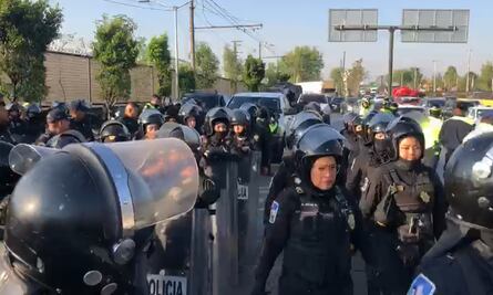 Policías repliegan a manifestantes que bloquean Circuito Interior, cerca del AICM