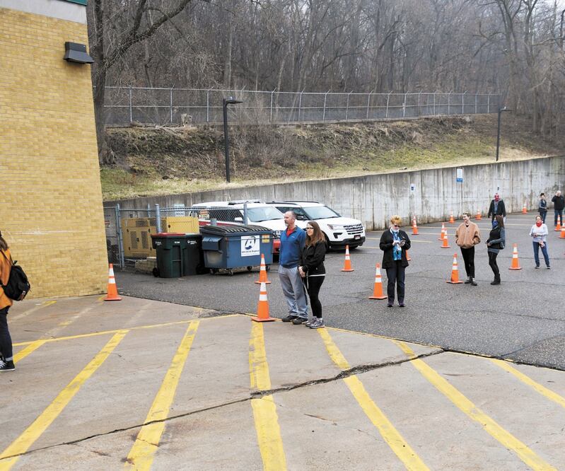 Estadounidenses hacen fila, con la distancia requerida por el coronavirus, para votar en las primarias en Hudson, Wisconsin. CRAIG LASSIG. EFE