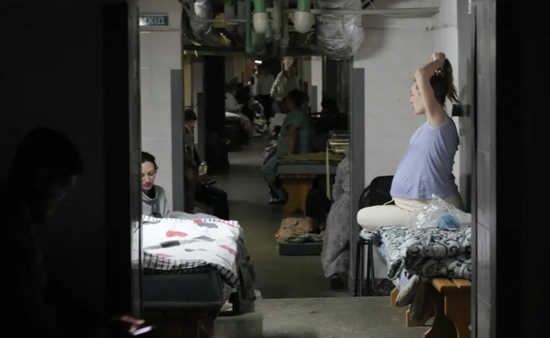 Las mujeres embarazadas se sientan en el sótano de un hospital de maternidad convertido en sala médica y utilizado como refugio antiaéreo. Foto: AP