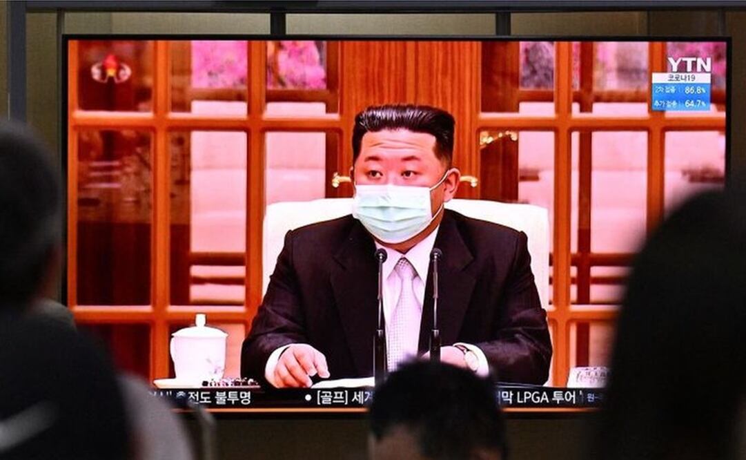 Kim Jong-un apareció con cubrebocas en televisión para ordenar confinamientos en todo el país. Foto: Getty Images