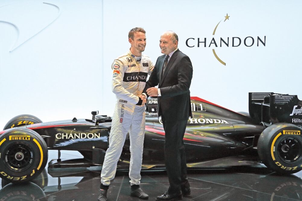 El año entrante Button espera superar las dificultades que ha vivido esta temporada la escudería McLaren (FRANK AUGSTEIN. AP)