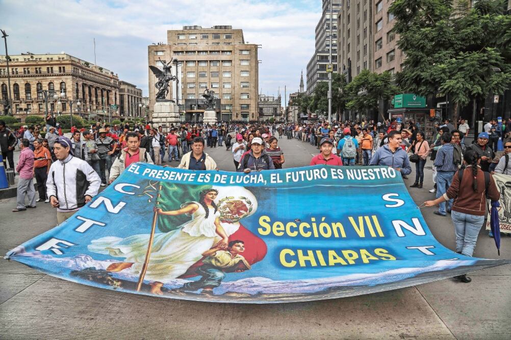 Profesores de la CNTE marcharon ayer del Zócalo a Bucareli y anunciaron que protestarán el 1 de septiembre, día del cuarto Informe de Gobierno (GERMÁN ESPINOSA. EL UNIVERSAL)