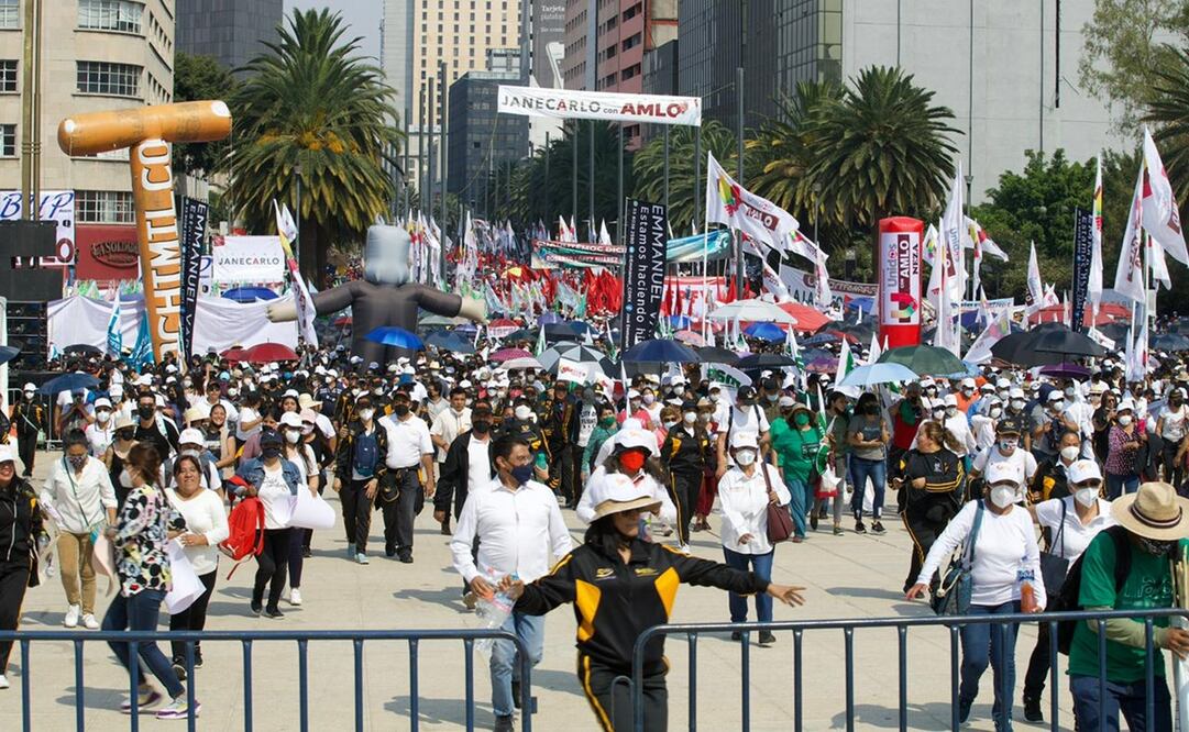 A las 16:00 horas comenzaron arribar contingentes, en camiones, del Sindicato Nacional de Trabajadores, así como militantes partidistas. Foto Germán Espinosa / EL UNIVERSAL