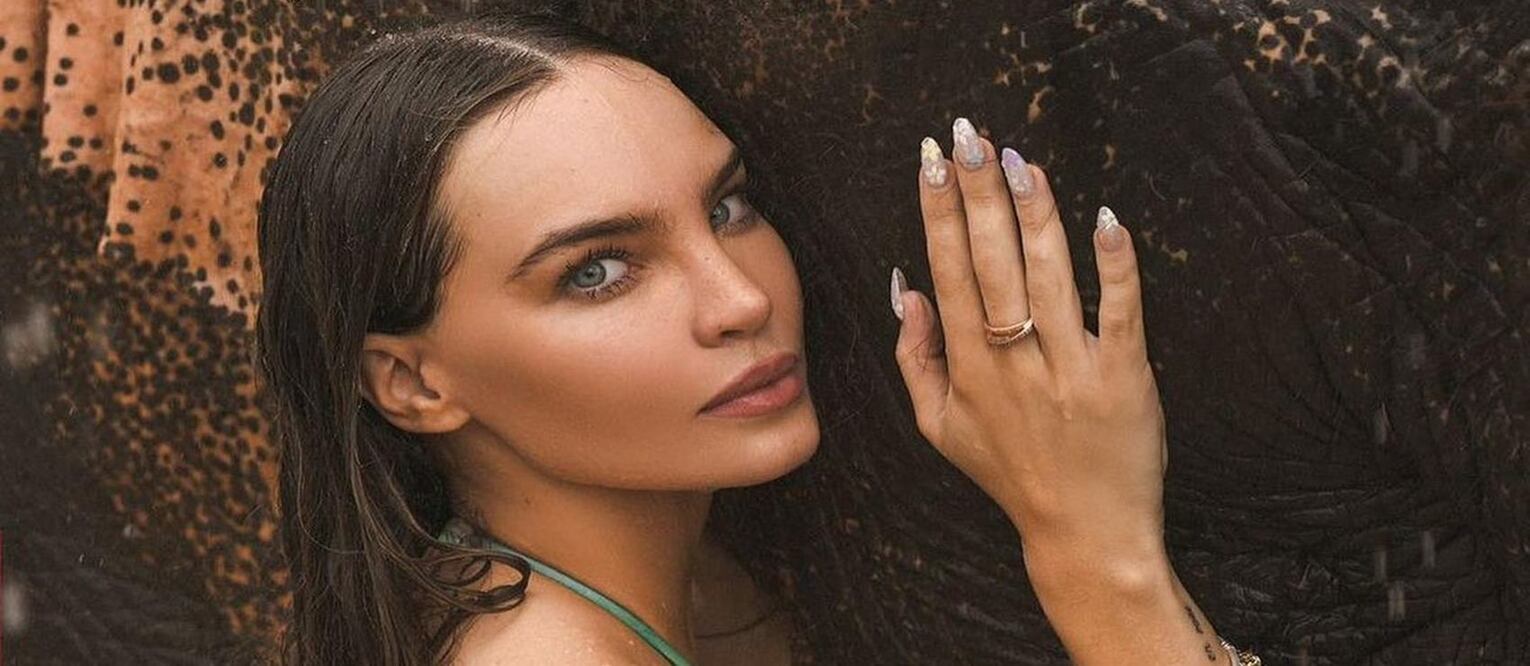 Belinda marca tendencia en uñas.