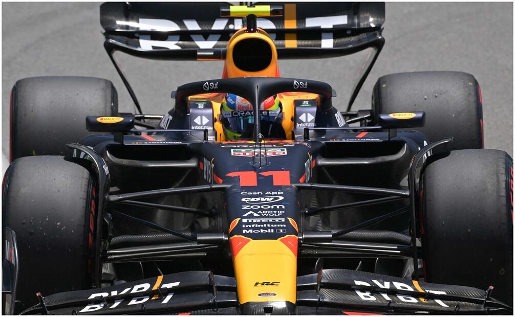 Checo Pérez sobre el monoplaza de Red Bull en competencia de la Fórmula 1 - AFP