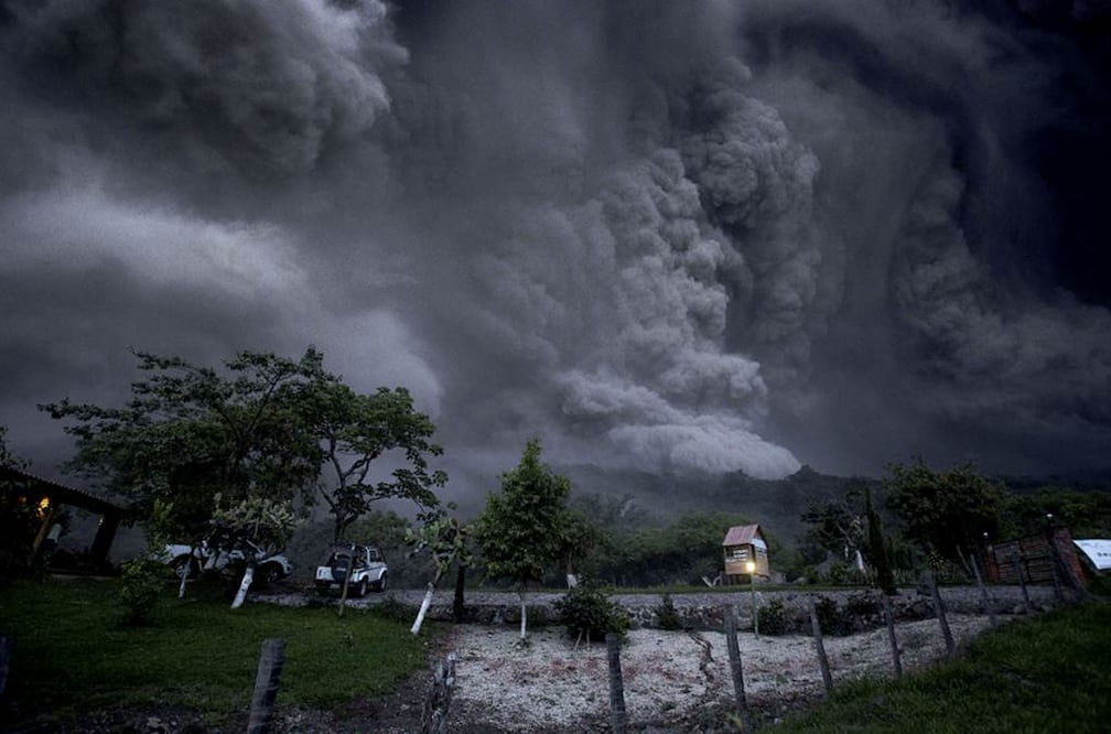 La Coordinación Nacional de Protección Civil de la Secretaría de Gobernación dijo que aunque no hay reporte de presencia de ceniza, se amplió el margen de evacuación a 12 kilómetros ya que mantiene una actividad constante con expulsión de material incandescente y derrumbes. Foto AP