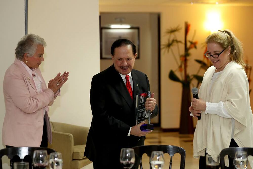 El Licenciado Ealy Ortiz recibió un reconocimiento de manos de la presidenta de la SIP, María Elvira Domínguez. Foto: Valente Rosas/El Universal
