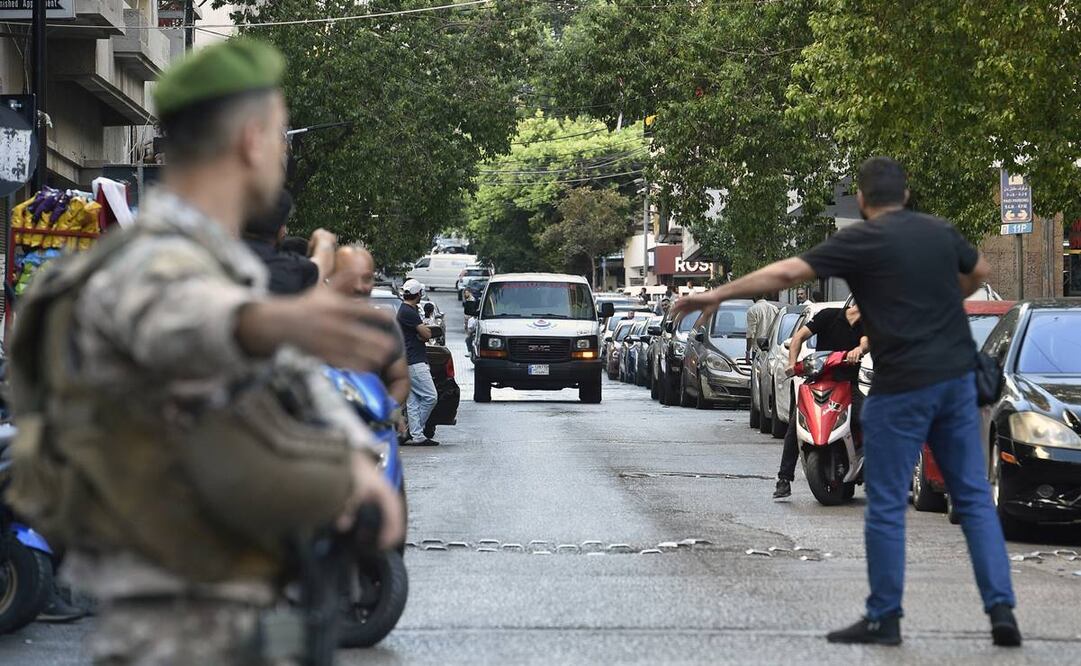 Una ambulancia llega al Centro Médico de la Universidad Americana de Beirut después de un incidente con dispositivos inalámbricos de miembros de Hezbolá
