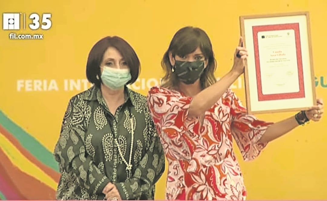 Marisol Schulz, directora de la FIL Guadalajara, entregó argentina Camila Sosa Villada el Premio Sor Juana Inés de la Cruz 2020, ya que el año pasado la Feria fue virtual. Foto: ESPECIAL