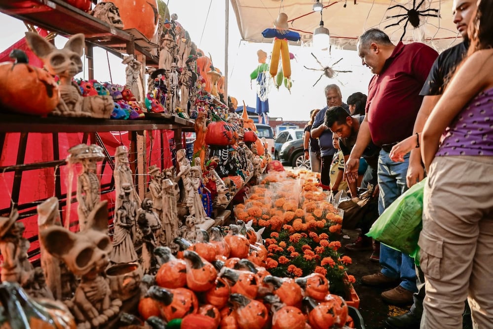 Clientes recorren el Mercado de Jamaica en busca de los mejores precios en productos indispensables para la ofrenda. Foto: Diego Simón / EL UNIVERSAL