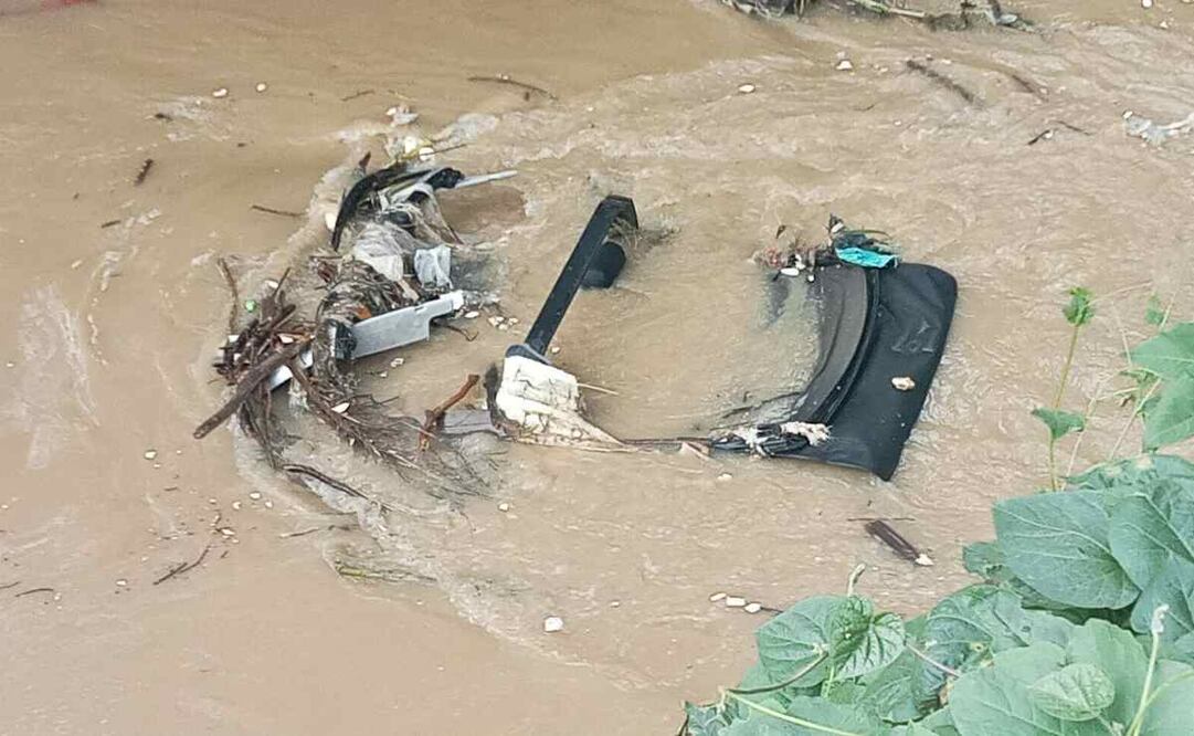 Este domingo con ayuda de la luz natural, personal de vulcanos reanudaron la búsqueda logrando encontrar un vehículo al fondo del río. Foto: Especial