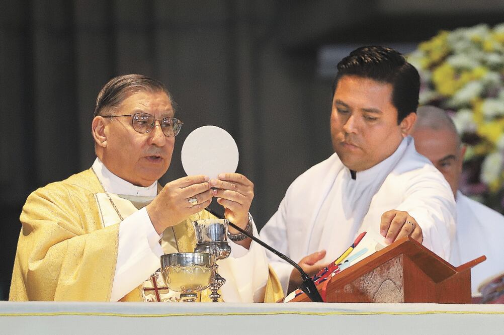 El obispo de Mazatlán, Mario Espinosa Contreras, encabezó la misa en la Basílica de Guadalupe, en donde oró por los gobiernos de todas las naciones “para que la paz y la justicia sea la prioridad del mundo” (BERENICE FREGOSO. EL UNIVERSAL)