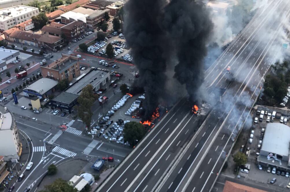 Los bomberos informaron que enviaron varias brigadas de rescate y emergencia Foto: Xinhua