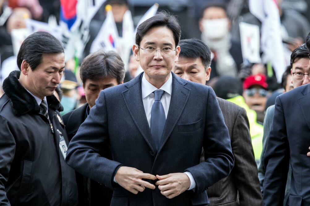 El vicepresidente de Samsung Electronics, Lee Jae-yong, entra a la corte de Seúl para las audiencias (Foto: Xinhua)