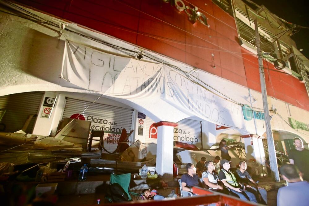 Locatarios de la Plaza de la Tecnología de Acapulco vigilan las 24 horas el inmueble para evitar saqueos, desde el impacto del huracán Otis. Foto: Valente Rosas / El Universal