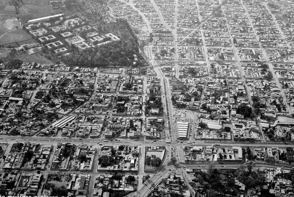 La colonia Mixcoac, el manicomio de La Castañeda y sus alrededores en una toma aérea de 1958. Casi en el centro se encuentra el cruce de Molinos y Revolución; arriba a la derecha está la colonia Alfonso XIII, y aún no existía el Periférico. El manicomio fue desmantelado una década más tarde, y en su lugar se construyeron las unidades Torres de Mixcoac y Lomas de Plateros. Imagen cortesía: Archivo ICA/Aerofoto