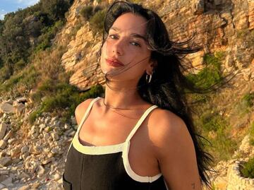 Dua Lipa causa furor con body de terciopelo y top de encaje