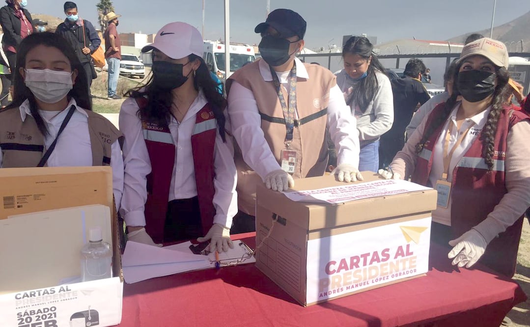 Un grupo de 30 servidores de la nación llamaron a la gente a escribirle al presidente Andrés Manuel López Obrador en su pasada visita a Tijuana, en vísperas de que arranque el proceso electoral. Fotos: PEDRO VILLA Y CAÑA. ELUNIVERSAL