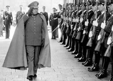 Por estar muerto, absuelven a Pinochet de delito