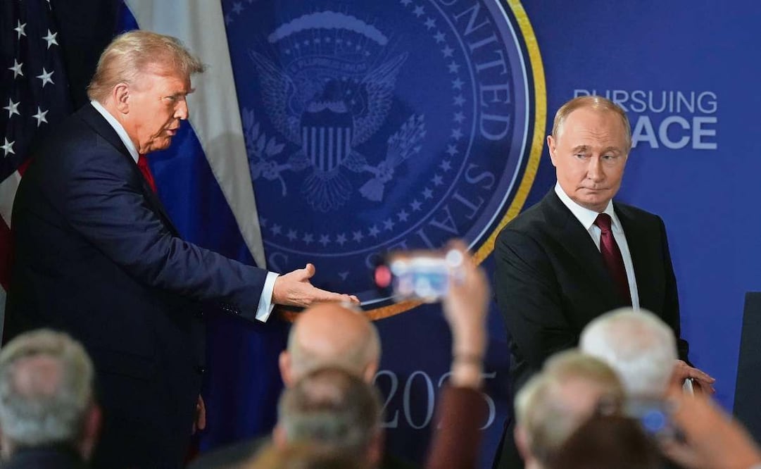 El presidente de EU, Donald Trump, y el mandatario de Rusia, Vladimir Putin, en una conferencia en la base Elmendorf-Richardson, Alaska, el 15 de agosto pasado. Foto: Jae C. Hong / AP