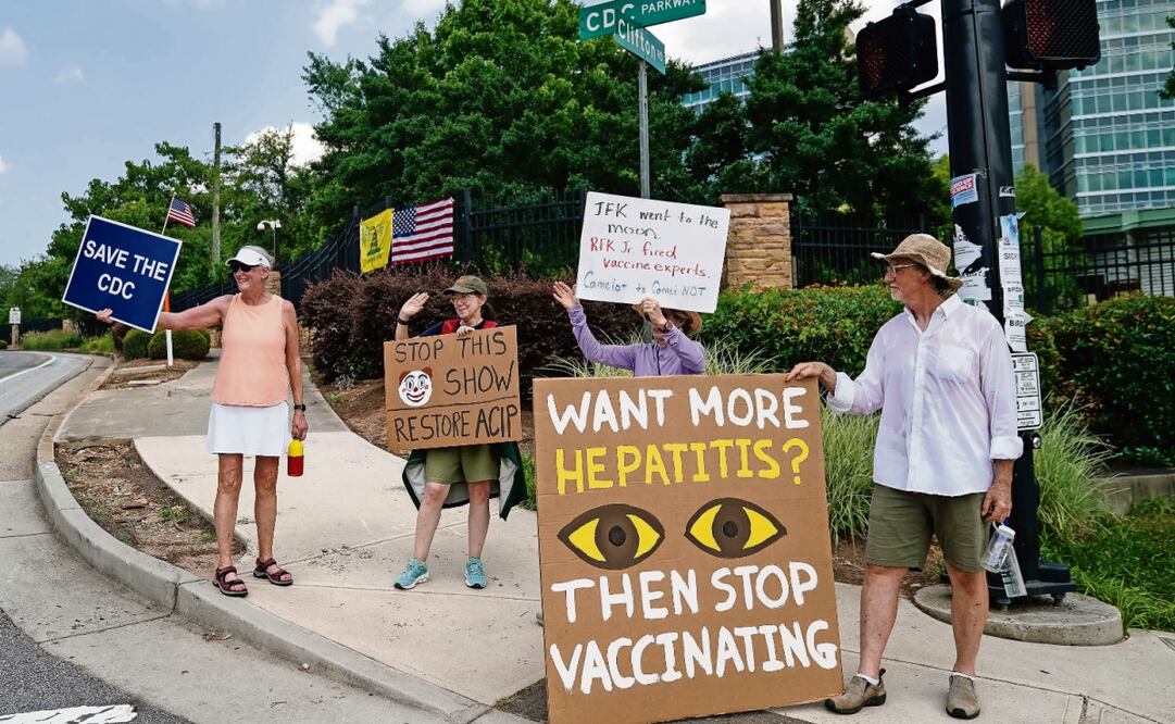Asistentes a una protesta frente a la sede nacional de los Centros para el Control y Prevención de Enfermedades, durante la primera reunión del Comité Asesor sobre Prácticas de Inmunización de los CDC en Atlanta, Georgia, el 25 de junio pasado. Foto: Eliah Nouvelage / AFP