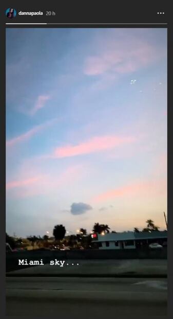 Danna Paola muestra sus piernas con mini short