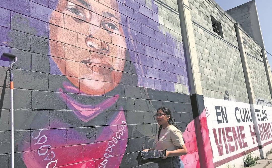 El mural Niña que lucha fue pintado por Selva en una pared de una fábrica frente a la salida del Tren Suburbano en Cuautitlán. 