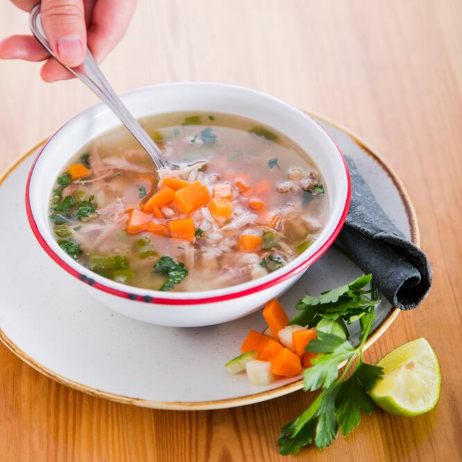 Prepara esta sopa de verduras para levantar el ánimo y la energía  (foto: Alfredo Pelcastre)