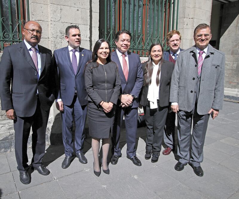 Los legisladores René Juárez (PRI), Jorge Argüelles (PES), Laura Rojas (PAN), Mario Delgado (Morena), Verónica Juárez (PRD), Juan Carlos Romero Hicks (PAN) y Tonatiuh Bravo (MC), a la salida de la reunión. Foto: CARLOS MEJÍA. EL UNIVERSAL