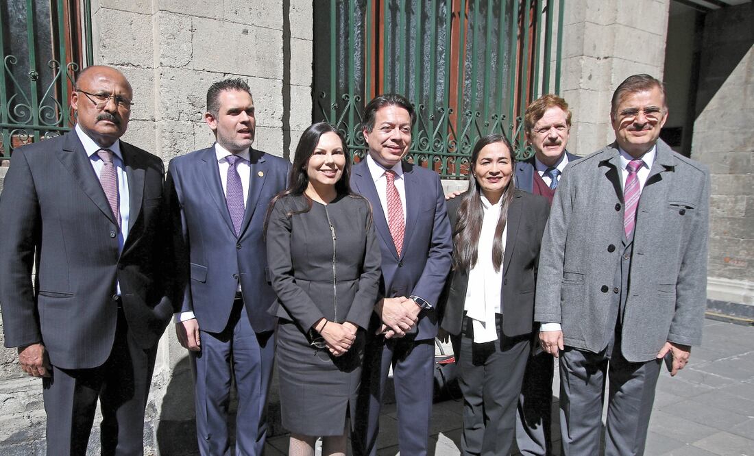 Los legisladores René Juárez (PRI), Jorge Argüelles (PES), Laura Rojas (PAN), Mario Delgado (Morena), Verónica Juárez (PRD), Juan Carlos Romero Hicks (PAN) y Tonatiuh Bravo (MC), a la salida de la reunión. Foto: CARLOS MEJÍA. EL UNIVERSAL